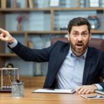 Jefe despidiendo empleado con enfado