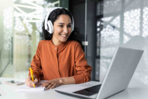 Mujer freelance trabajando de casa.