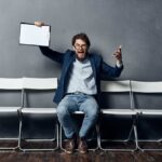 Hombre esperando entregar solicitud empleo