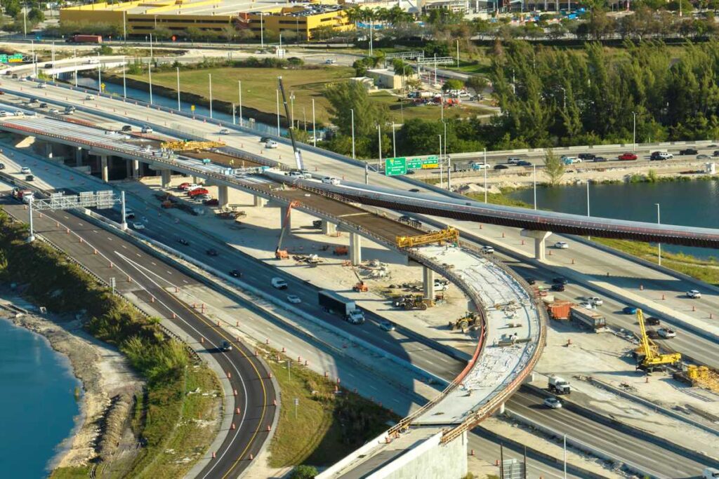 Miami industrial. Autopista en construccion